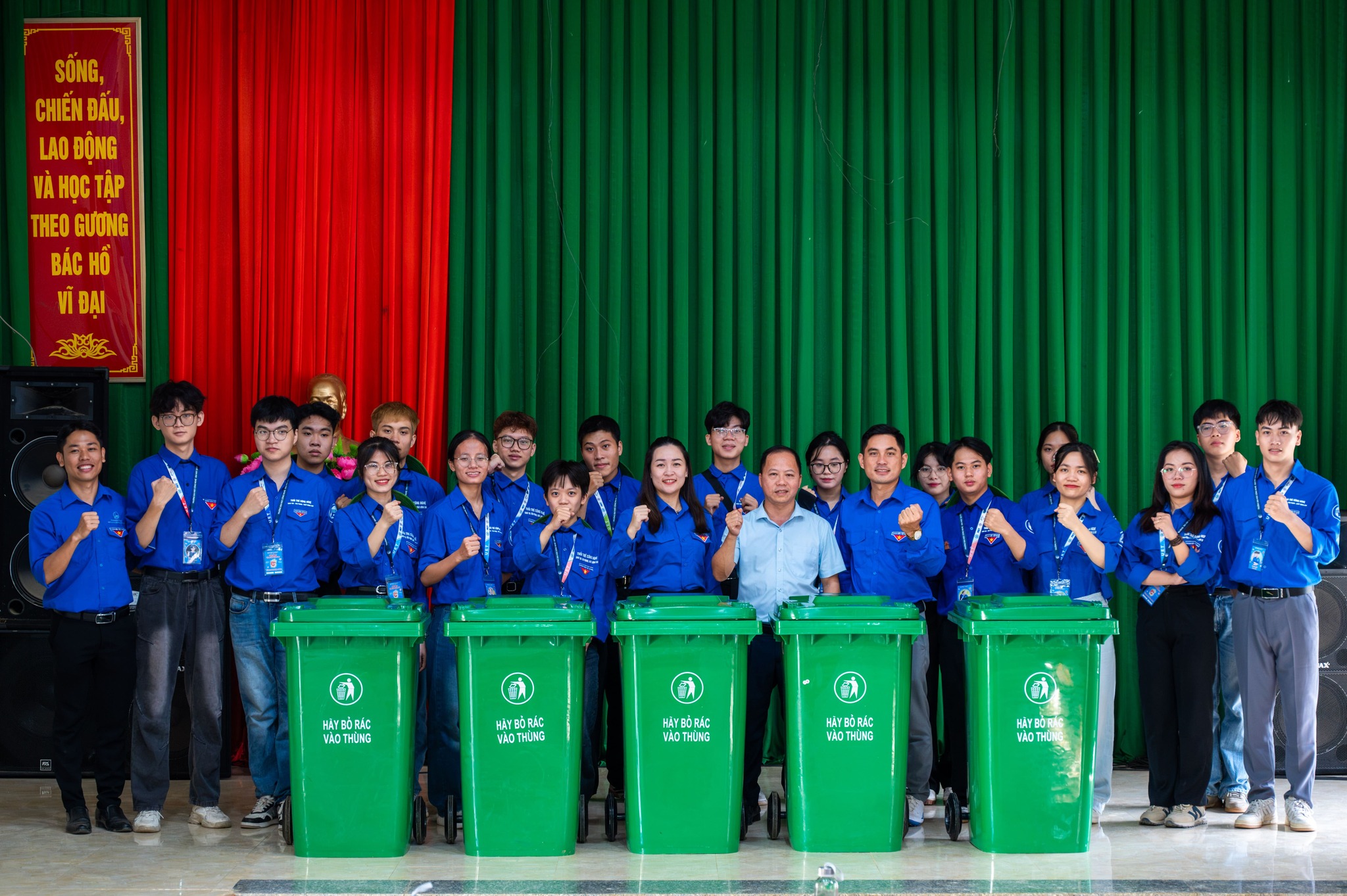 “Chiến sĩ” Mùa hè Xanh gieo ‘mầm xanh’ từ những thùng rác nhỏ